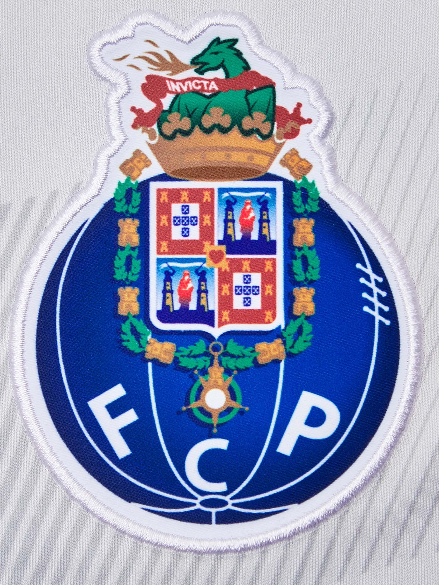 fc porto third soccerbible detail_0004_mt030089thd_crest2.jpg