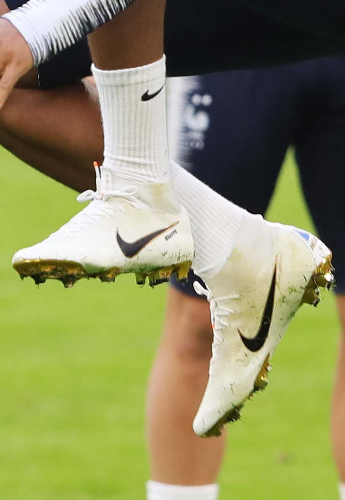 3-mbappe-france-nike-boots-min.jpg
