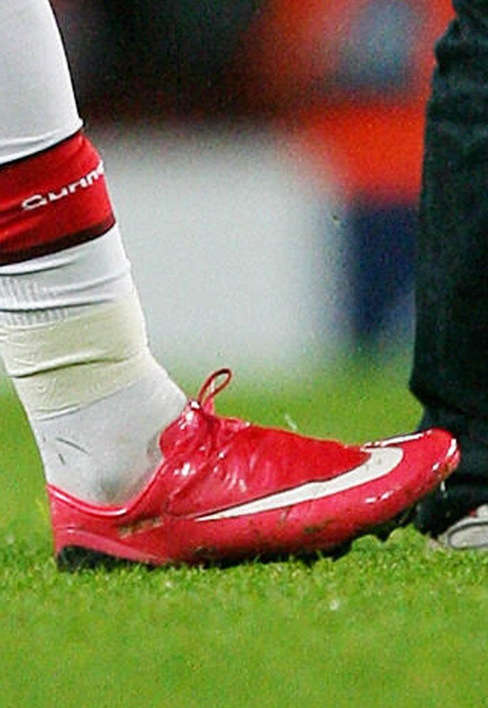 bendtner-pink-boots-3.jpg
